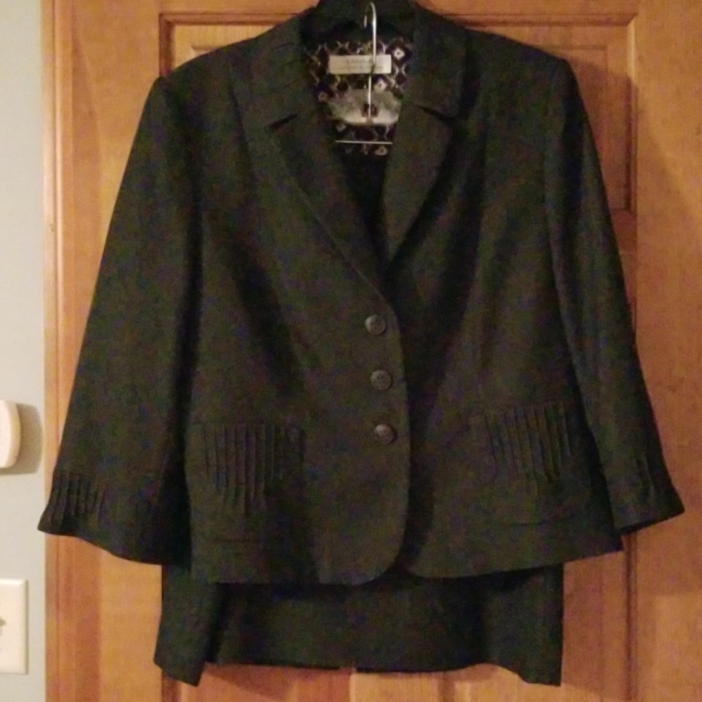 Taheri Women' Suit with pencil skirt